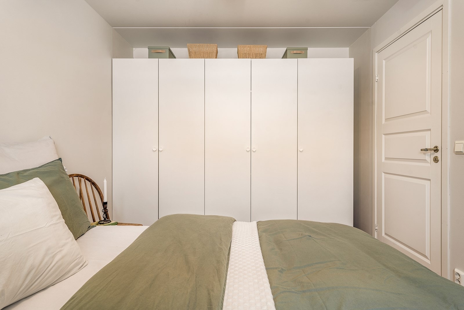 God plass til dobbeltseng og garderobeskap Galleribilde