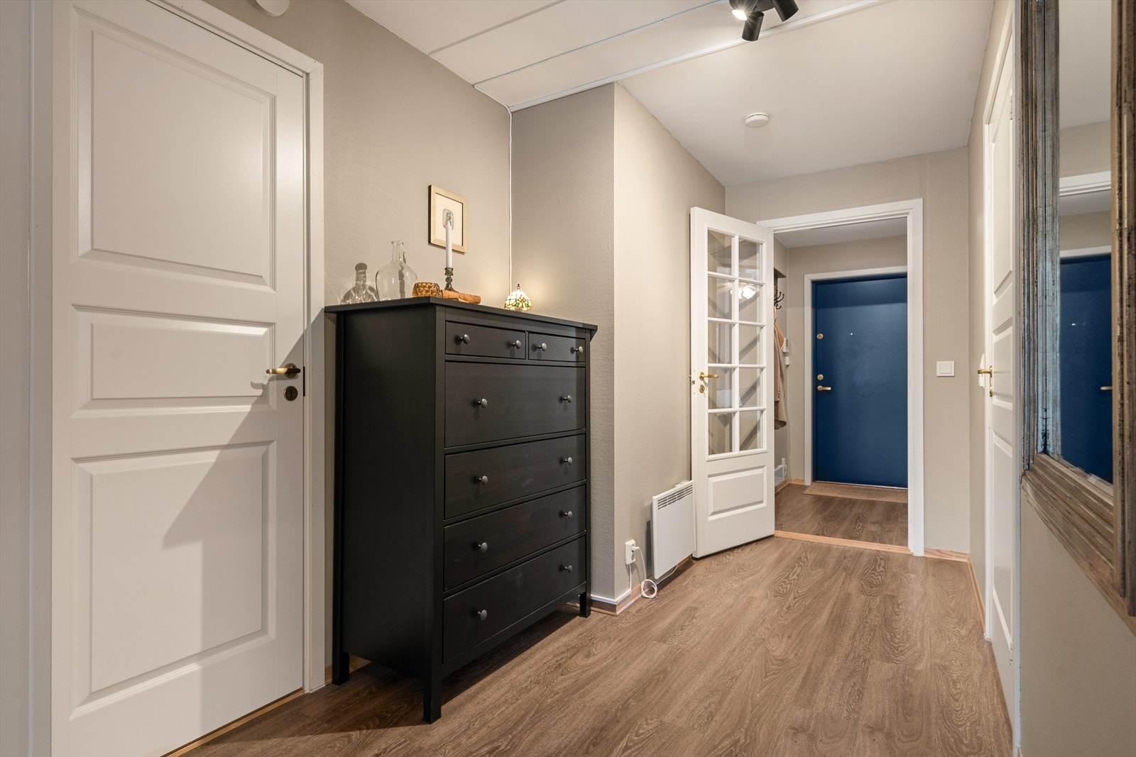 Gang med tilgang til praktisk innvendig bod Galleribilde