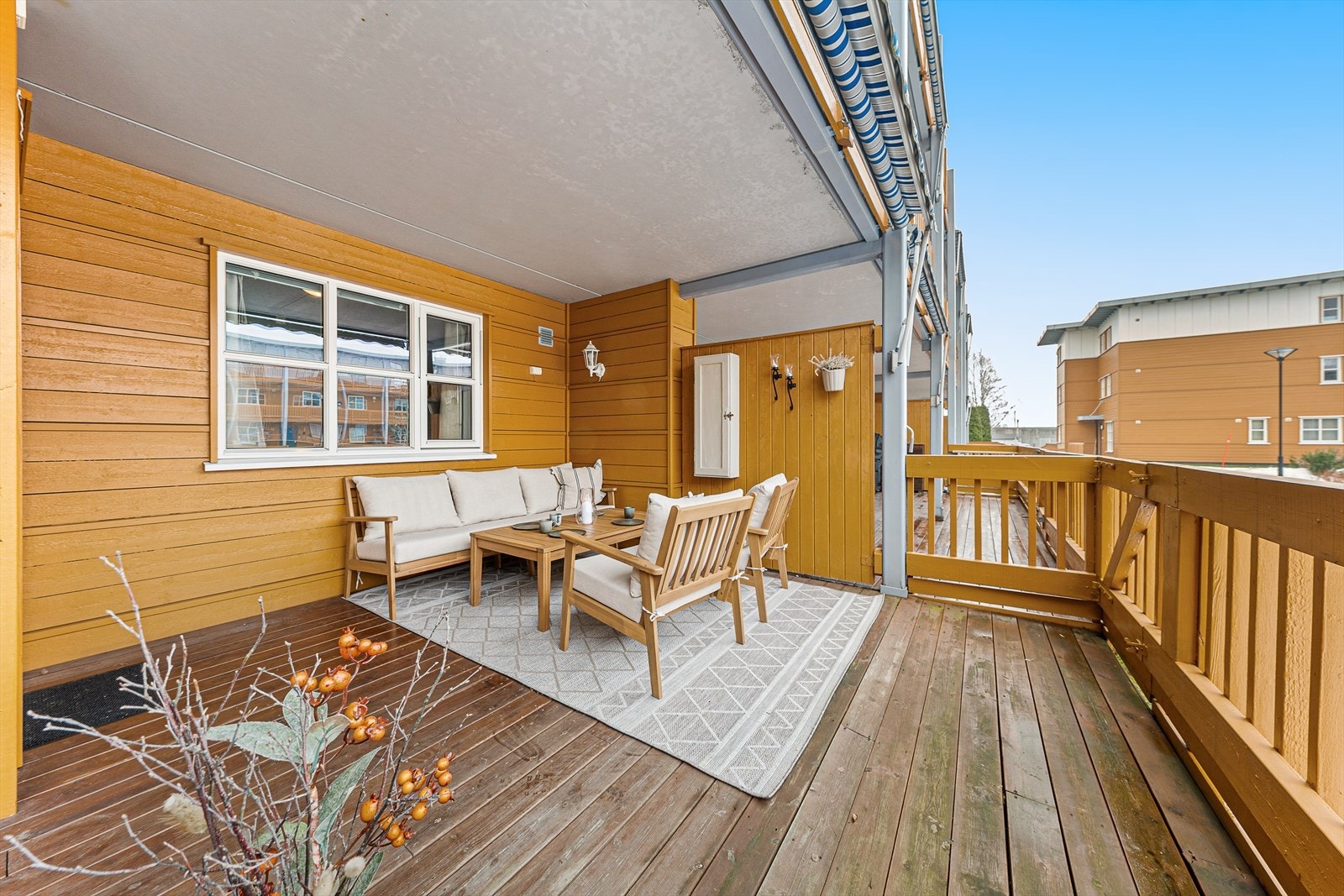 Stor terrasse vendt med port og tilgang til fellesområde Galleribilde