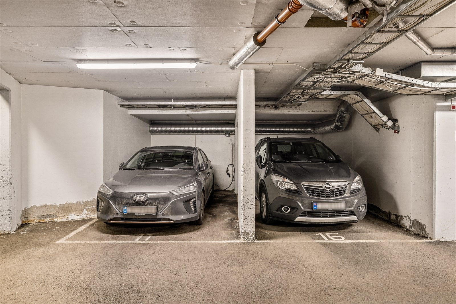 Egen parkeringsplass med elbillader i garasjekjeller Galleribilde