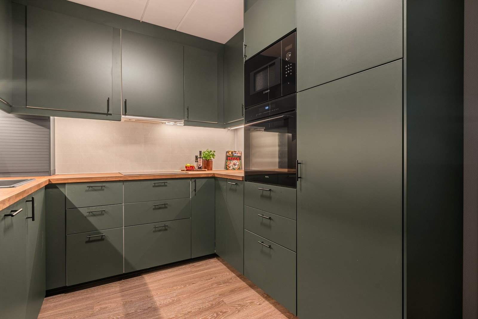 Integrerte hvitevarer som stekeovn, mikrobølgeovn, platetopp, oppvaskmaskin og kjøleskap Galleribilde