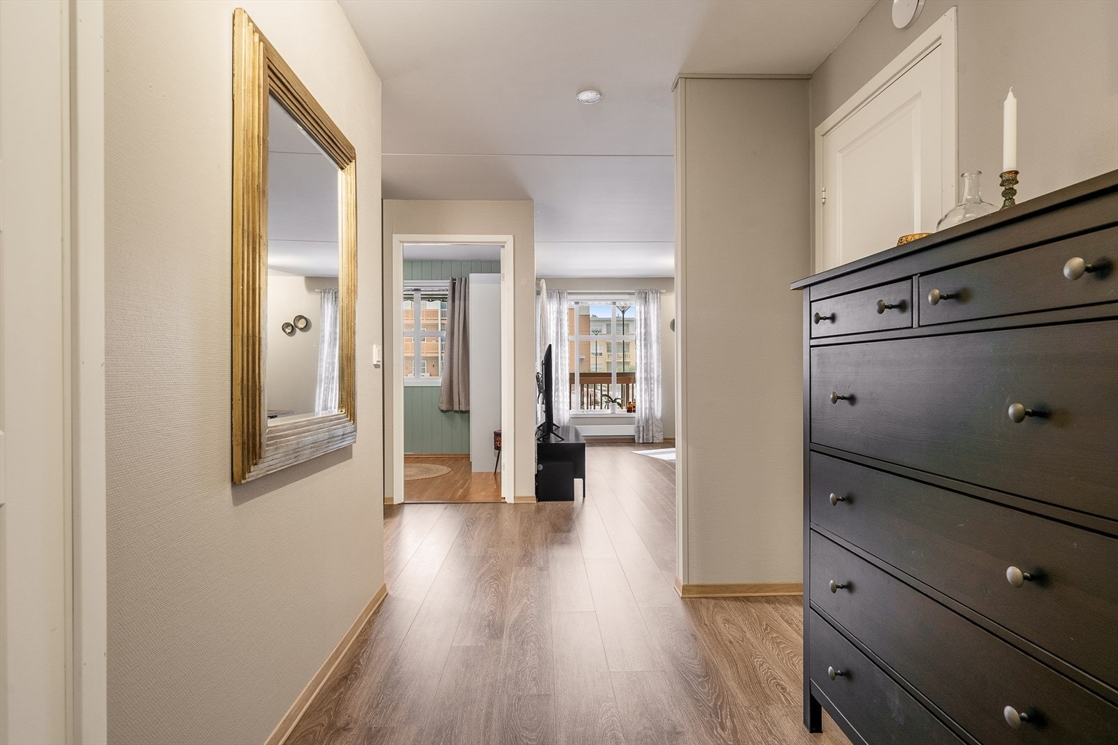 Romslig gang med plass til garerobeskap Galleribilde