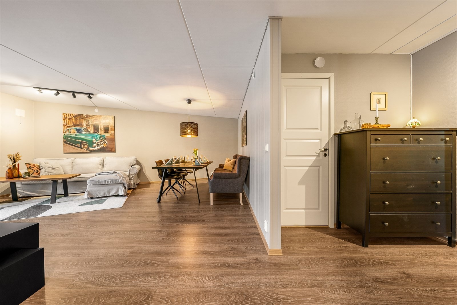 Stue sett fra kjøkkensiden. Praktisk innvendig bod for lagring Galleribilde