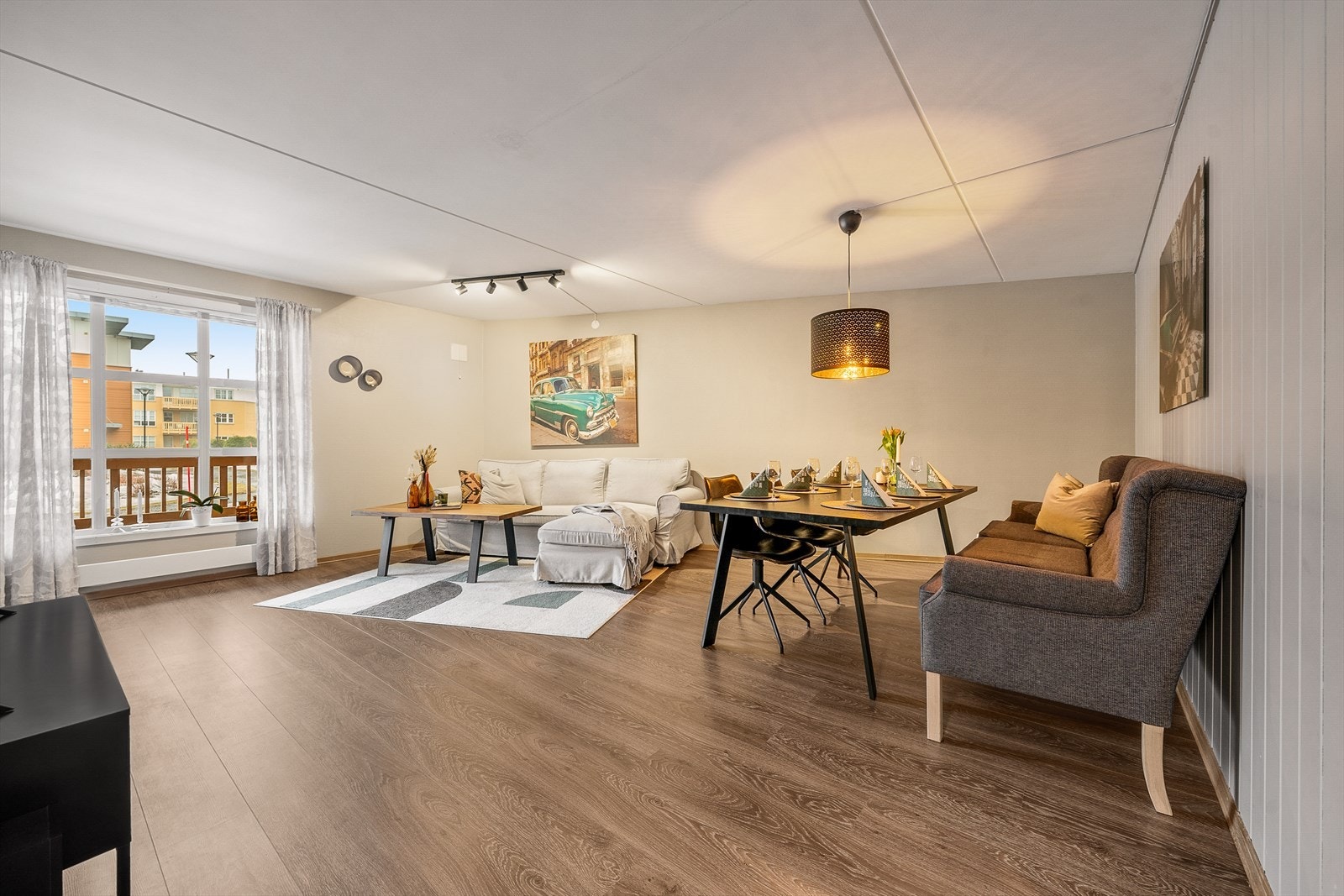 Stor stue som enkelt kan innredes med stort spisebord og salong i tillegg Galleribilde