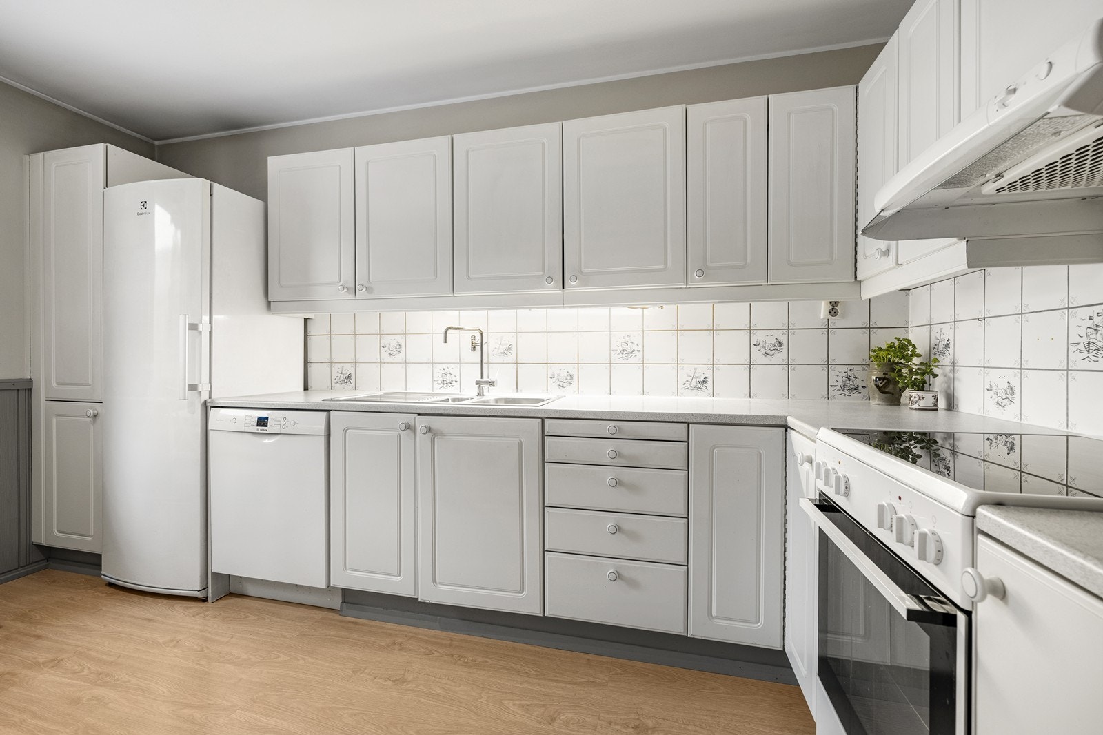 Innredningen har profilerte fronter, laminatbenkeplate og opplegg for oppvaskmaskin. Galleribilde