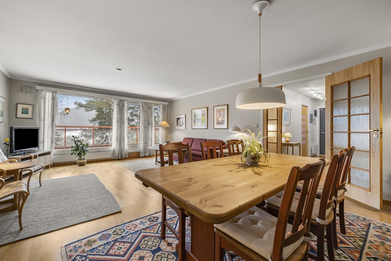 Fra stuen er det direkte utgang til den store terrassen gjennom ny dør fra 2025 Galleribilde