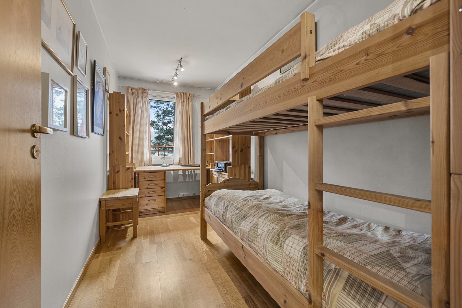 Det andre soverommet har eikeparkett og egner seg godt som barnerom, gjesterom eller kontor. Galleribilde