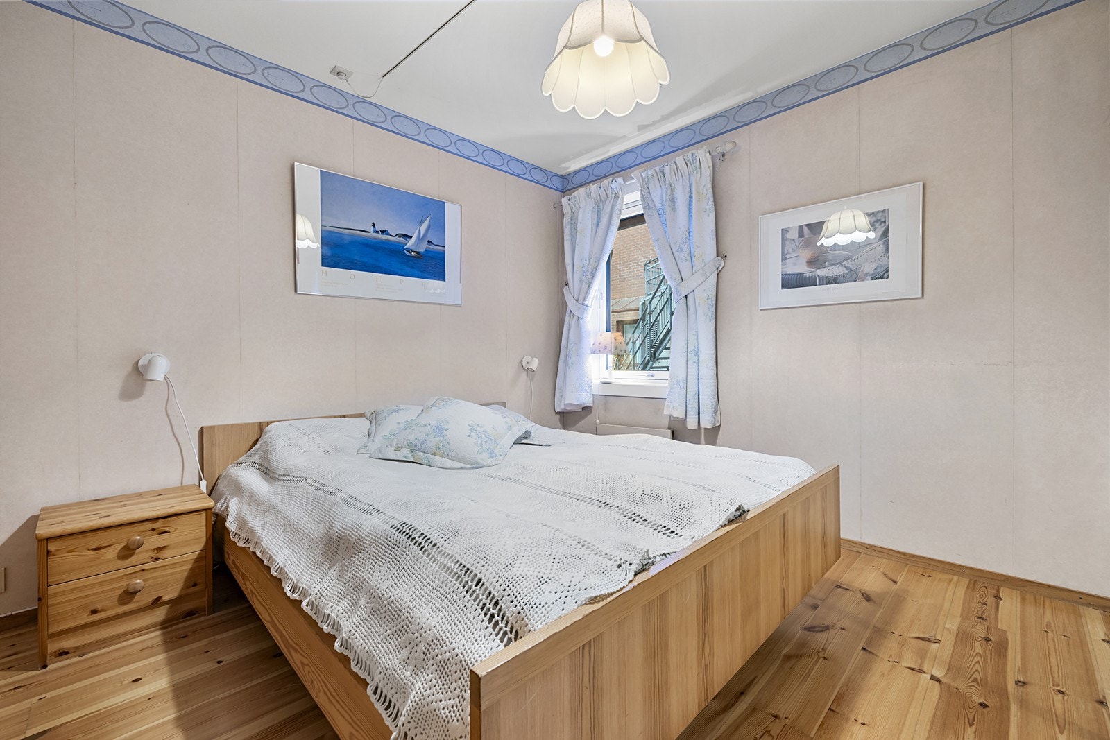 Rommet har god plass til dobbeltseng og nattbord. Galleribilde