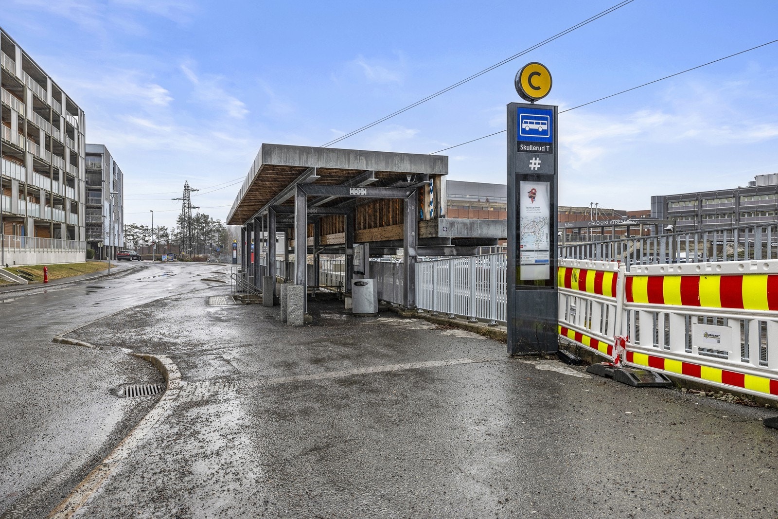 Skullerud T-banestasjon ligger under ti minutters gange unna, med linjer som tar deg effektivt til sentrum. Galleribilde