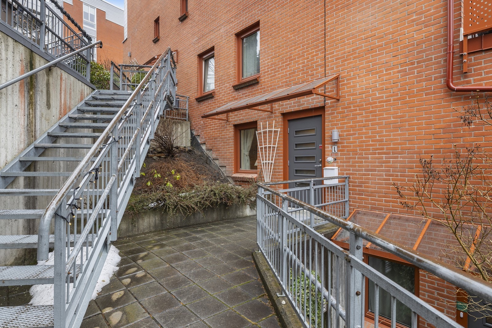 Adkomst til leiligheten i 2. etasje skjer via en utvendig trapp. Galleribilde
