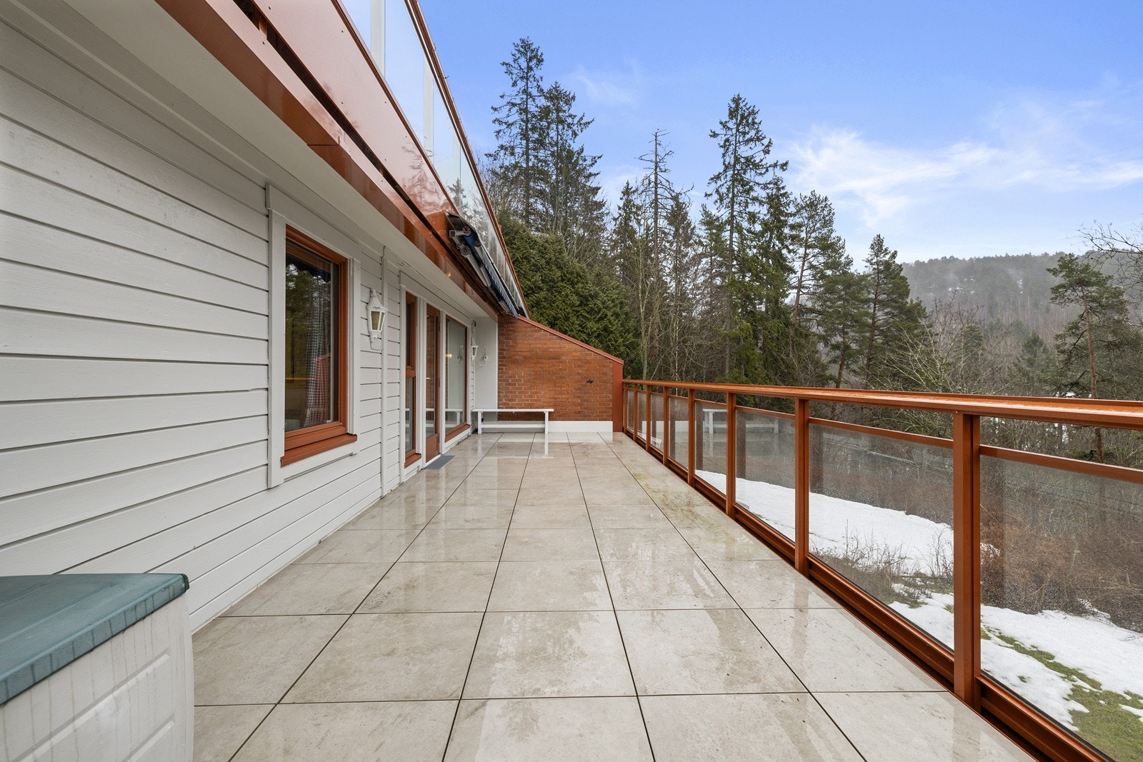 Terrassen ble rehabilitert i 2025 med ny membrantekking, fliser og et moderne rekkverk i stål og glass. Galleribilde