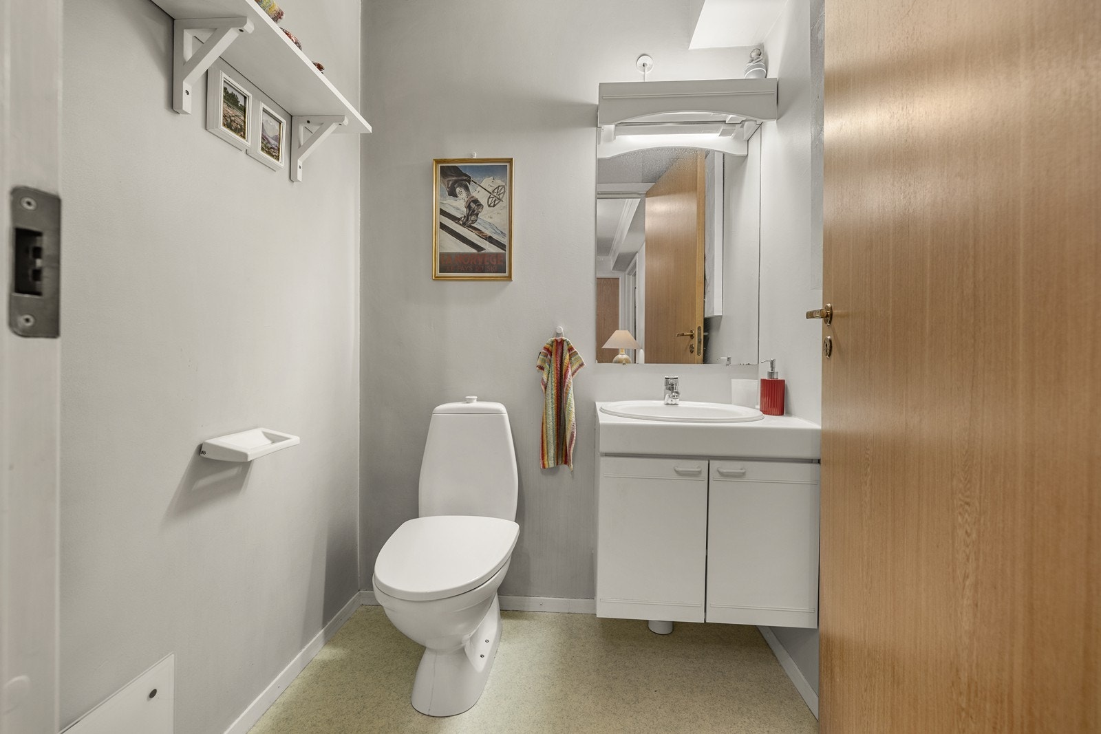 Leiligheten har et separat toalettrom med servant, i tillegg til hovedbadet. Galleribilde