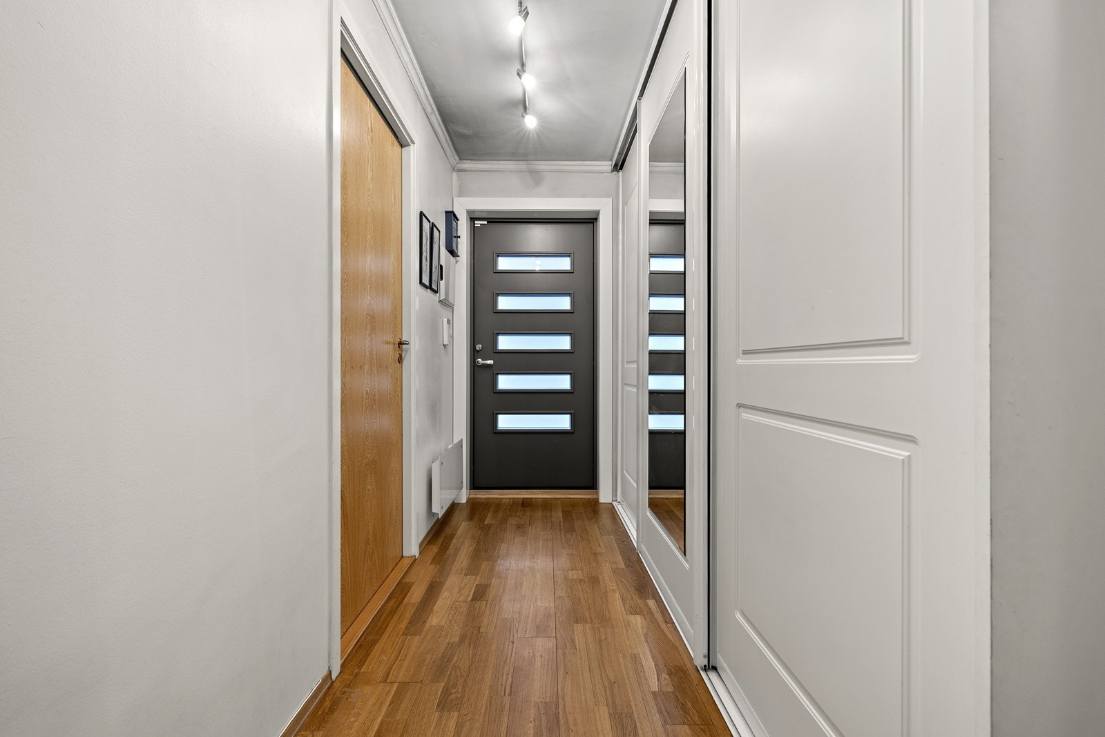 Inngangspartiet har ny ytterdør fra 2025 og en praktisk skyvedørsgarderobe for yttertøy. Galleribilde