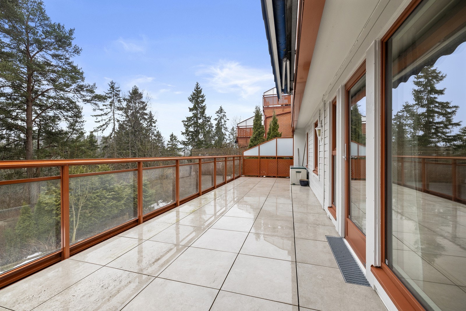 Den sydvendte terrassen på 29,5 m² er en fantastisk forlengelse av stuen, rehabilitert i 2024. Galleribilde