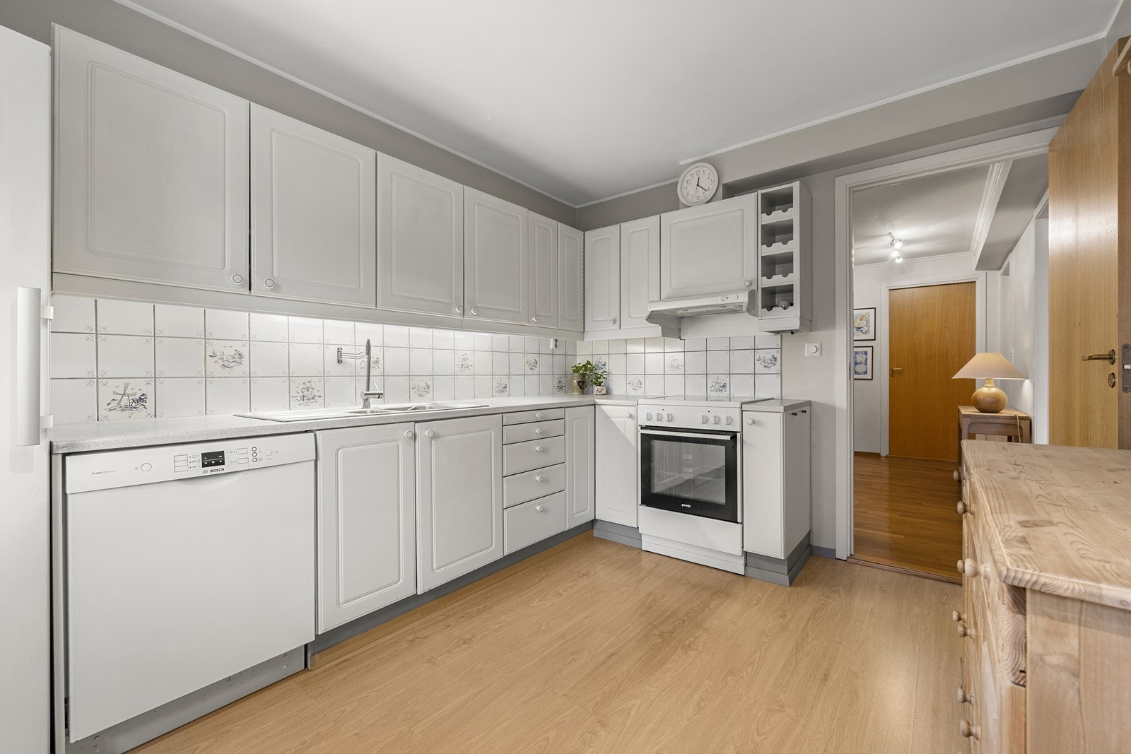 Ventilator over kokesonen og fliser over benken. Galleribilde