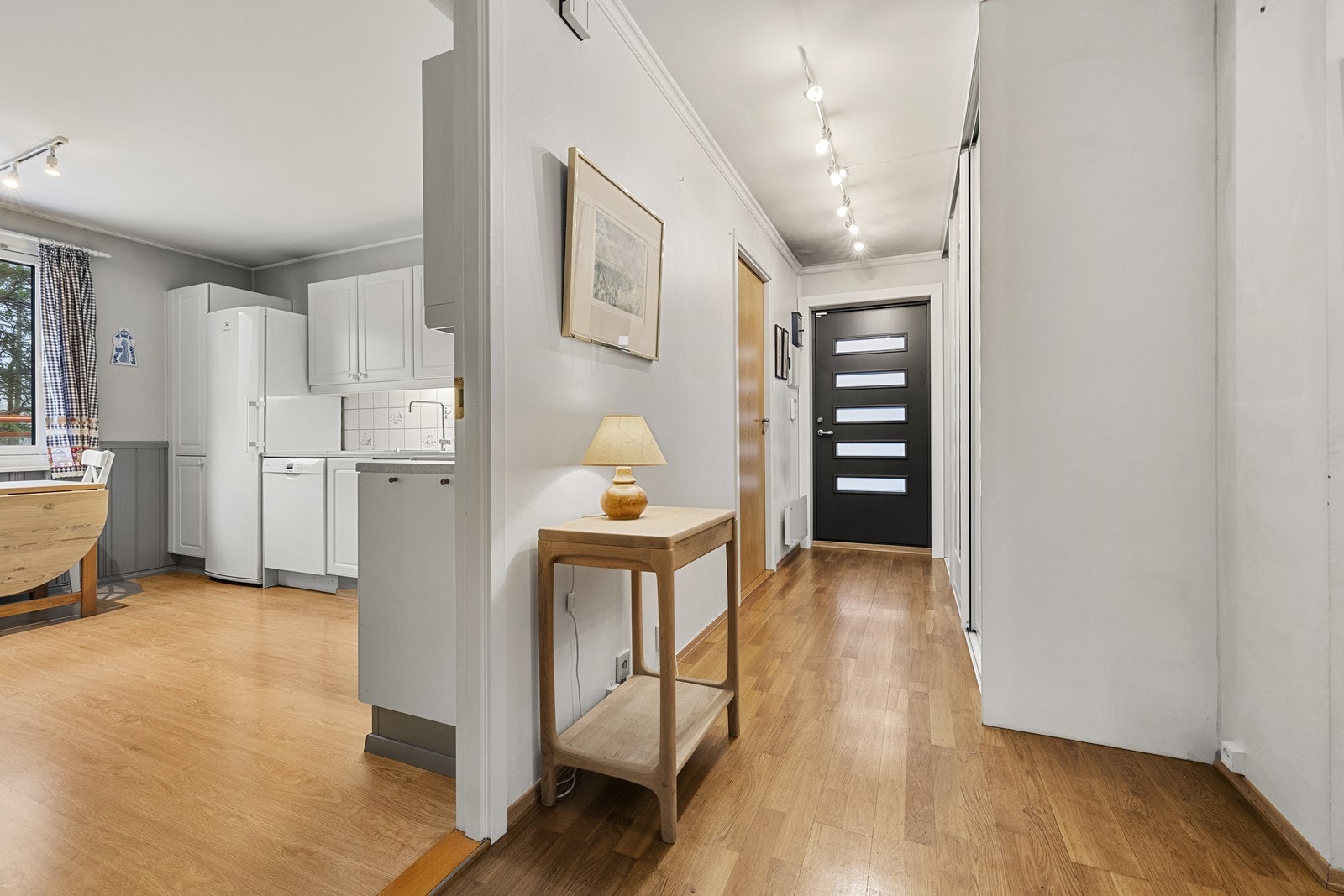 Fra gangen ledes du videre inn mot leilighetens kjøkken. Galleribilde