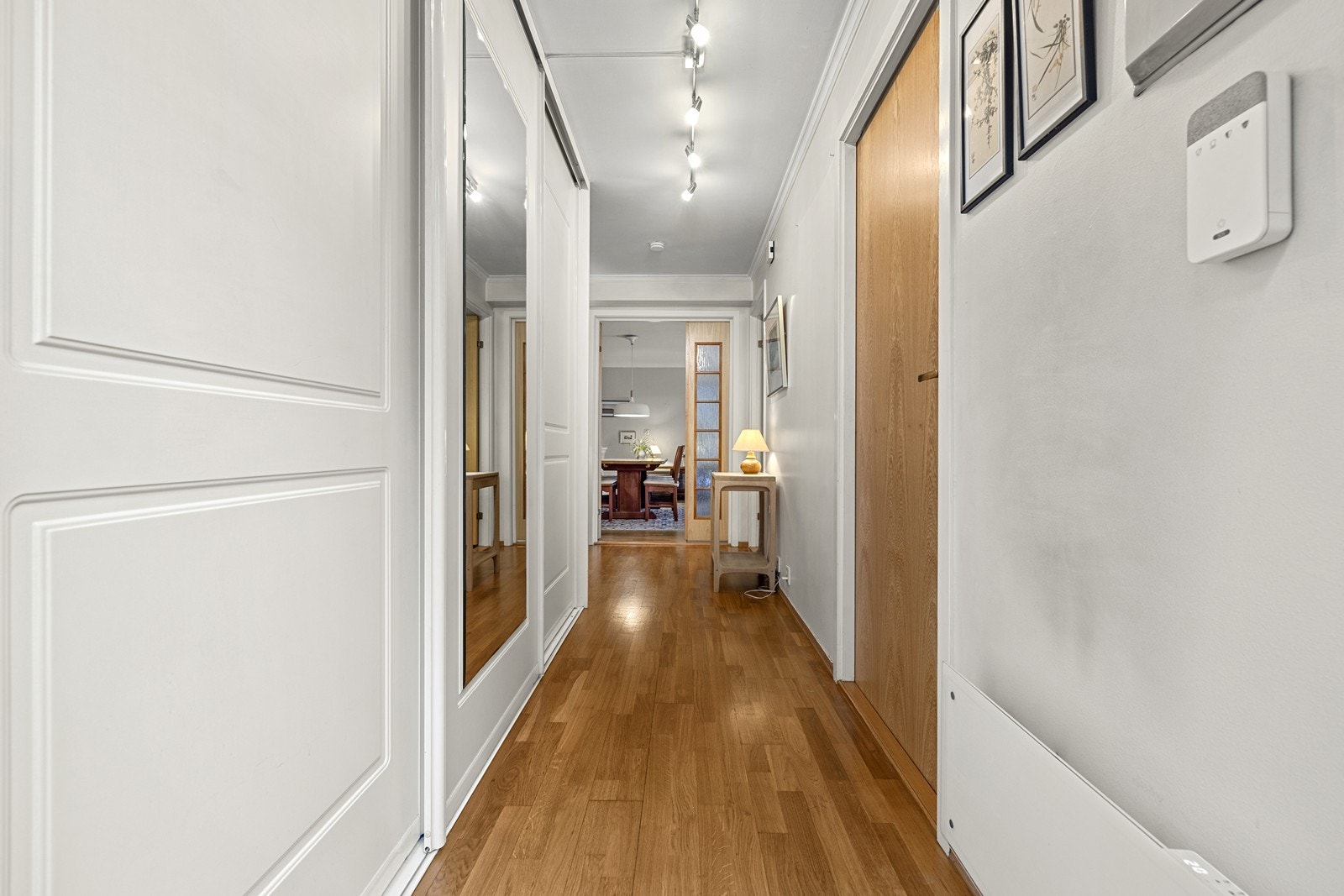 En dobbelfløyet dør med glassfelt åpner elegant opp mot stuen. Galleribilde