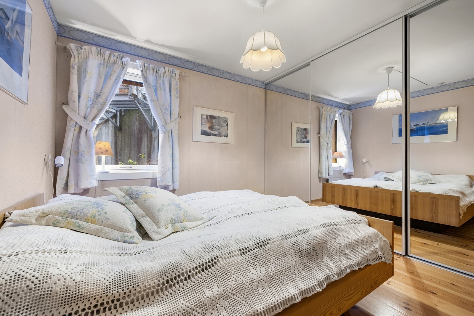 Hovedsoverommet har furugulv og en stor speil-skyvedørsgarderobe. I tillegg disponeres en ekstern bod på 5 m². Galleribilde