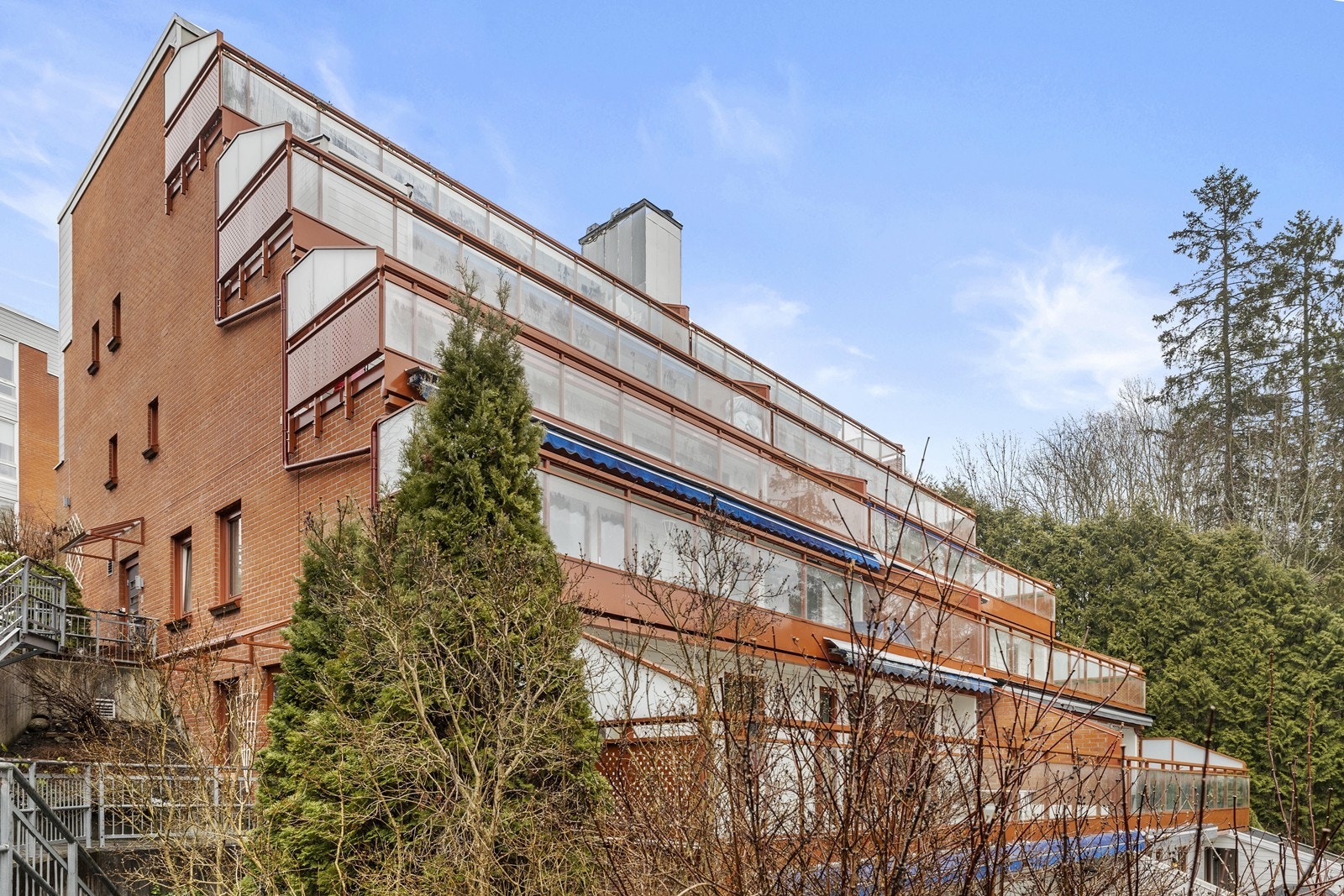 Bygget er en terrassert boligblokk fra 1989 med fasader i teglstein og panel. Galleribilde