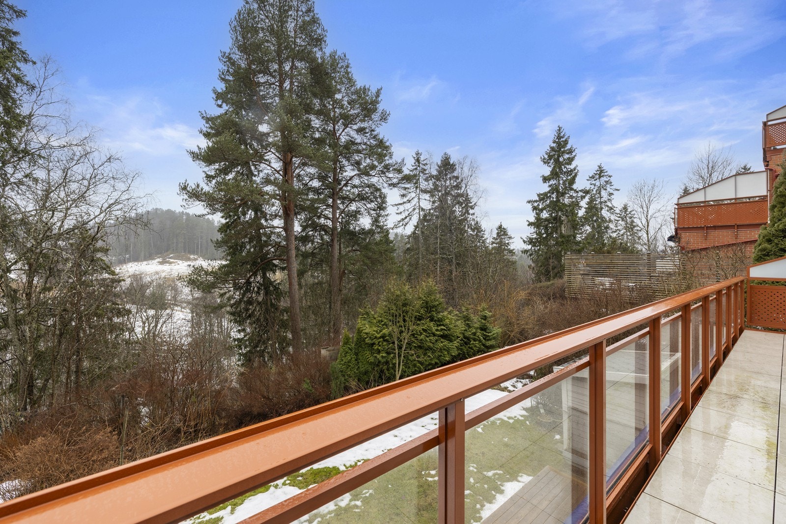 Fra terrassen har du en fredelig utsikt mot Østmarka, som er din nærmeste nabo. Galleribilde