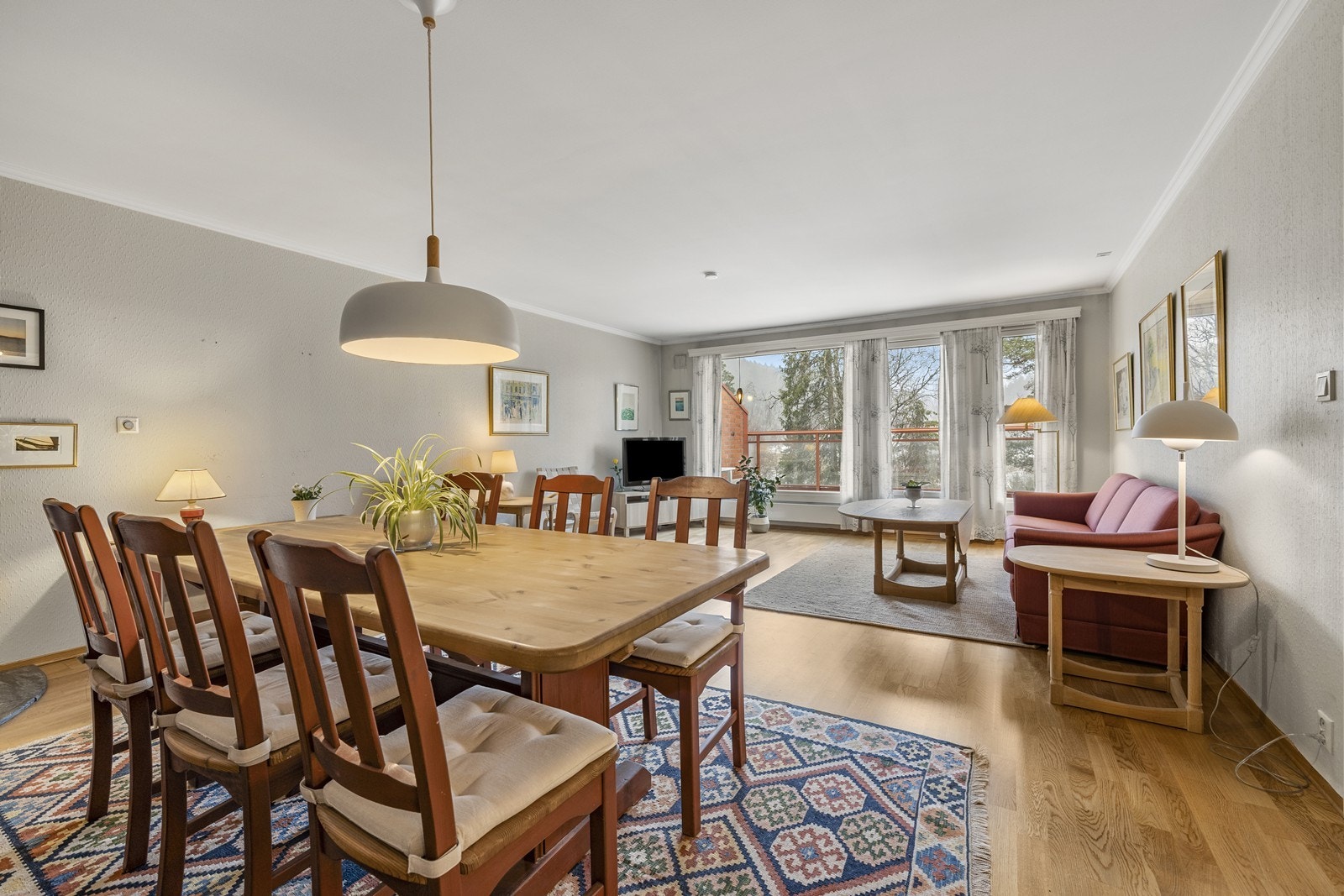 Rommet er enkelt å møblere med soner for både sofagruppe og en stor spisestue. Galleribilde