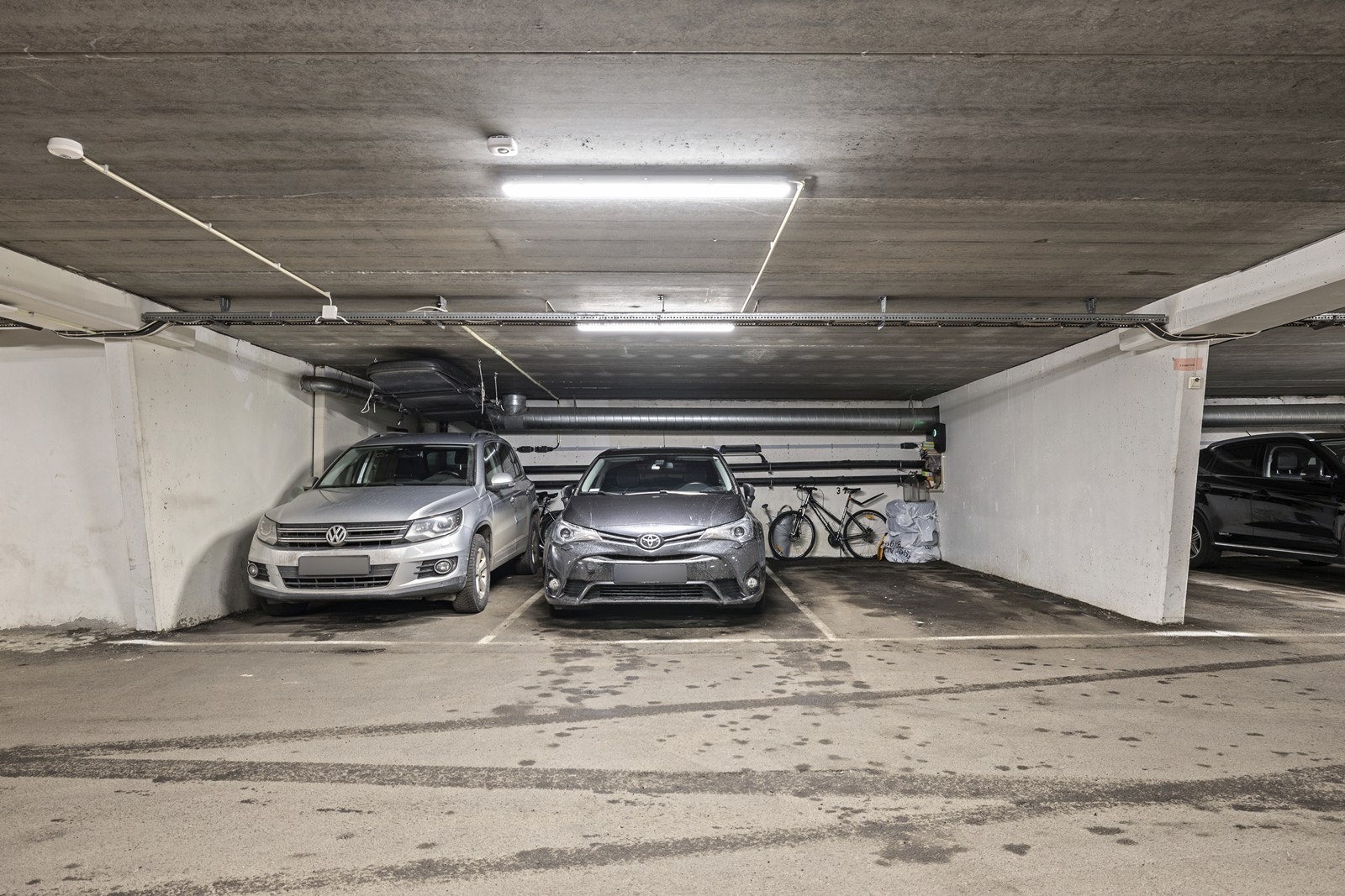 Det medfølger en garasjeplass i felles anlegg, med tilrettelagt infrastruktur for elbillader. Galleribilde