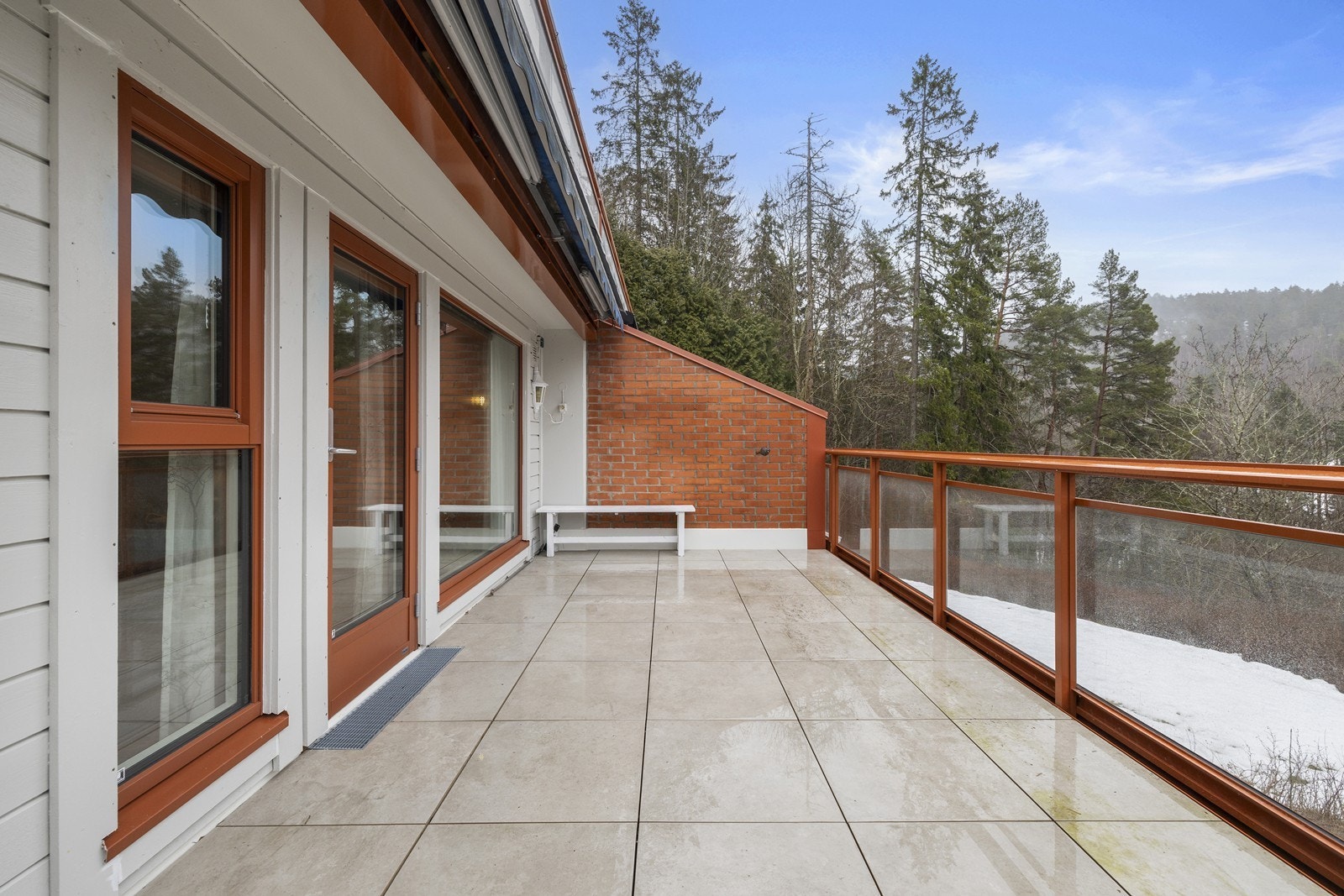 Her er det rikelig med plass for utemøbler, grill og sosiale sammenkomster. Galleribilde