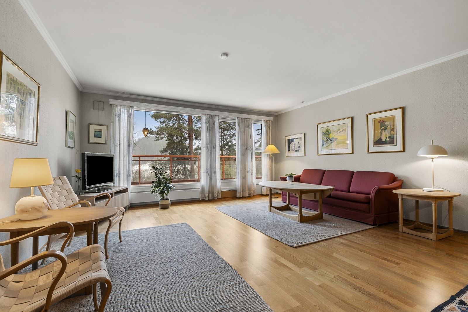 Stuen har eikeparkett og store, nye vindusflater fra 2025. Galleribilde