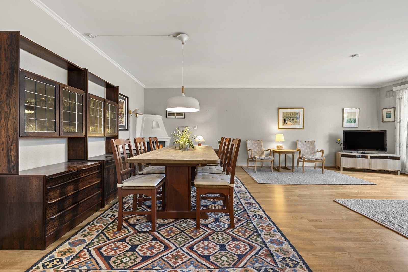 God plass til langbord for sammenkomster med familie og venner. Galleribilde