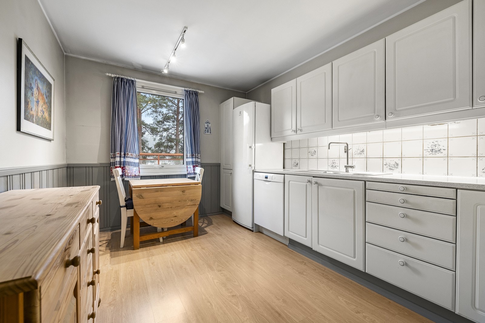 Kjøkkenet er et eget, funksjonelt rom med godt med skap- og benkeplass. Galleribilde