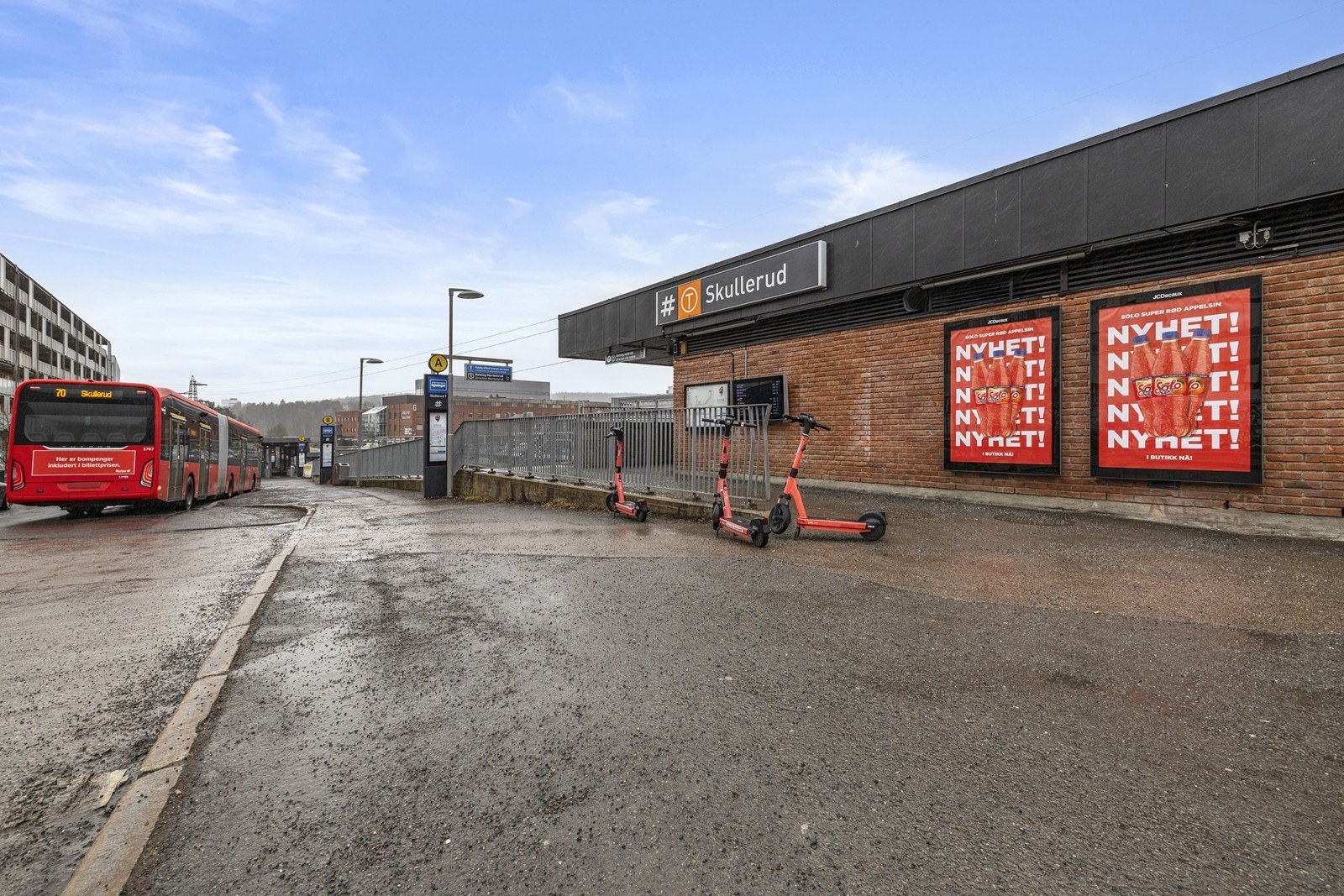 I tillegg til T-banen er det gode bussforbindelser i området, blant annet fra Skullerudbakken. Galleribilde