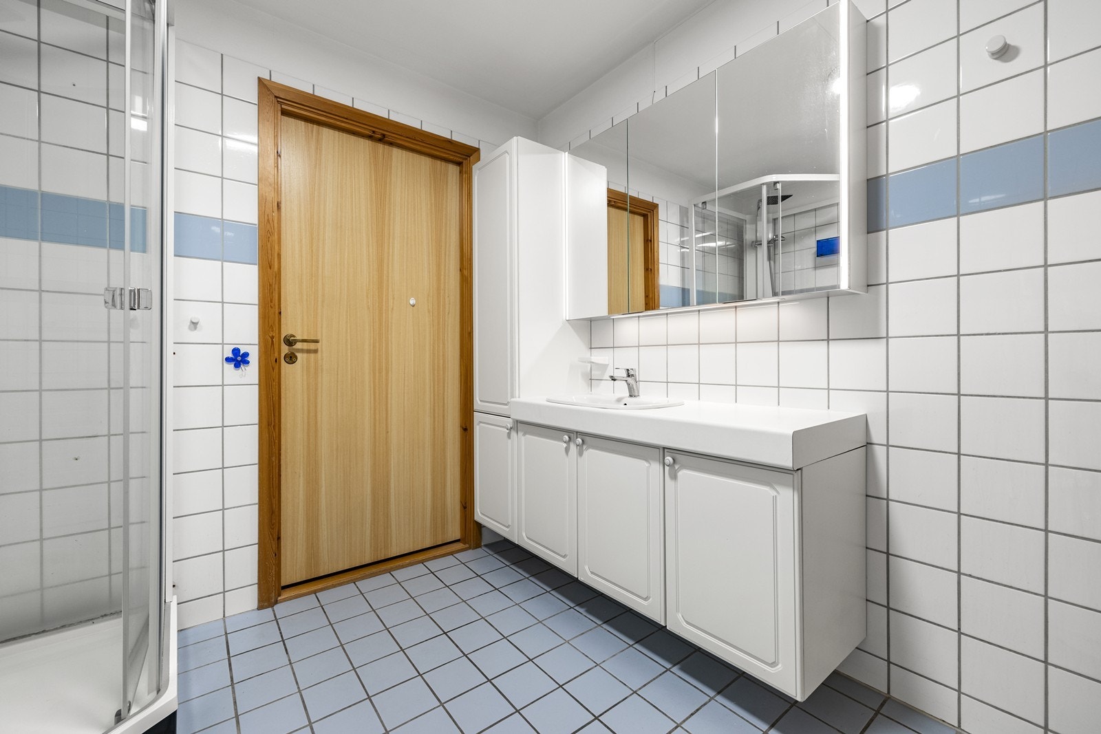 Innredningen består av servant med underskap, overskap med speilfronter og et praktisk høyskap. Galleribilde