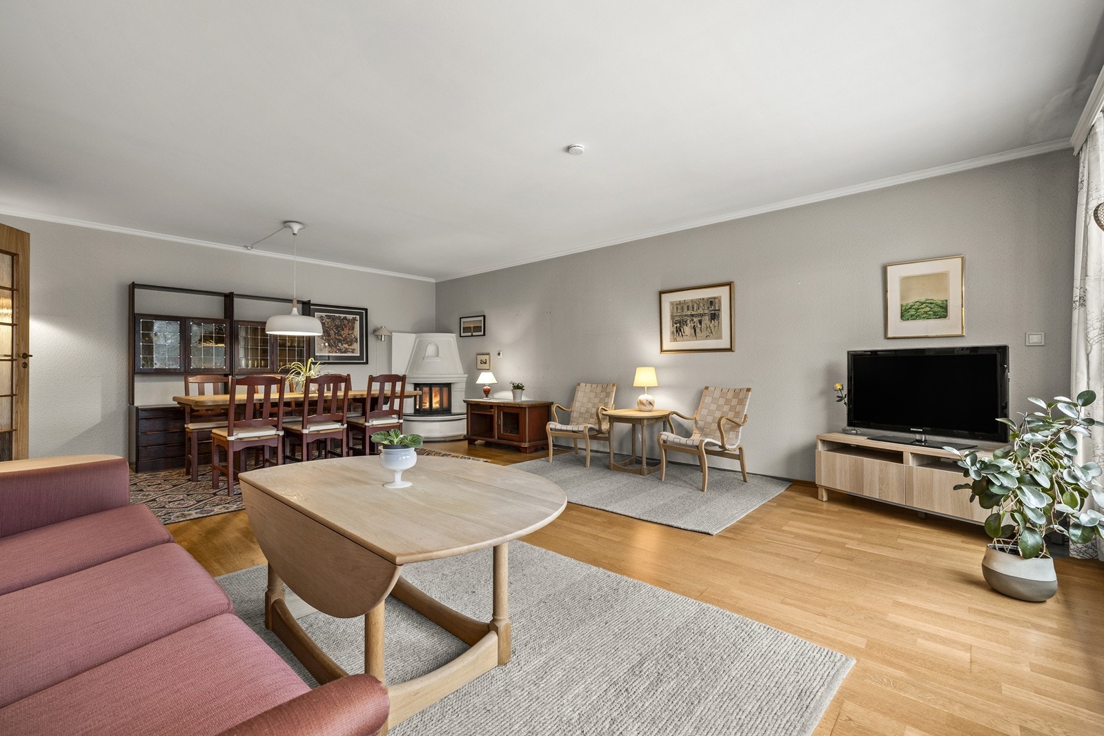 En gjennomtenkt planløsning gir en god flyt mellom de ulike sonene i stuen. Galleribilde