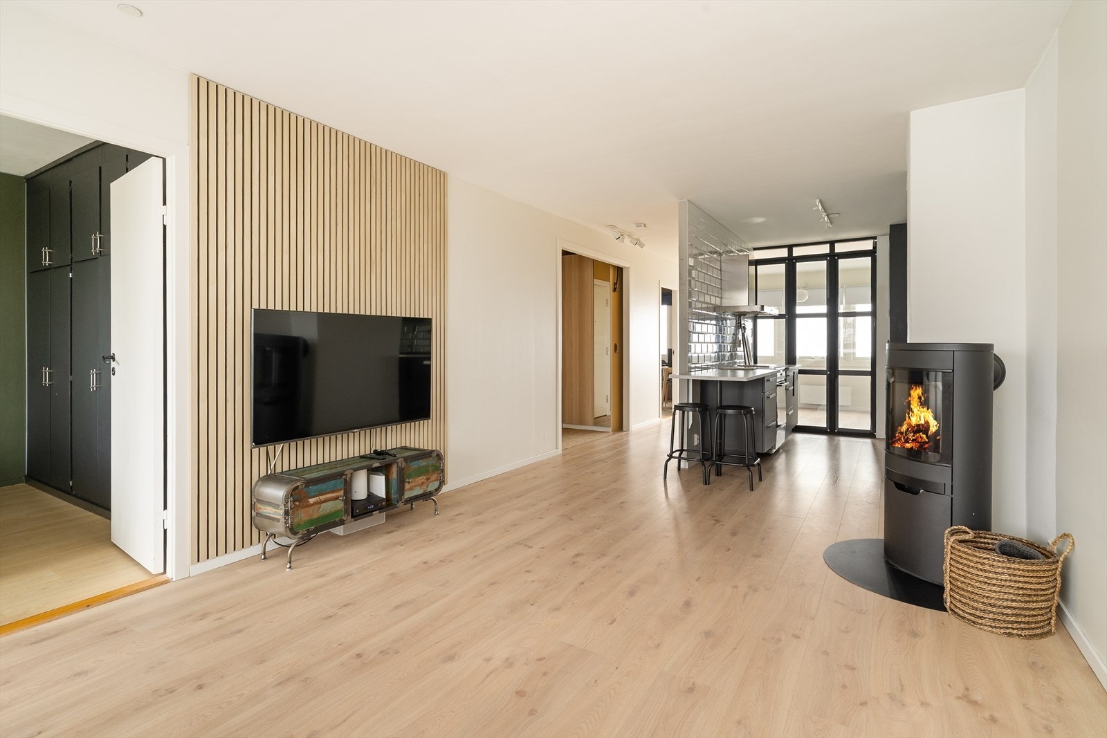 Lys og trivelig leilighet i 3.etg med inngl.balkong mot vest - Pent, helfliset bad - To gode soverom - Egen p-plass Galleribilde