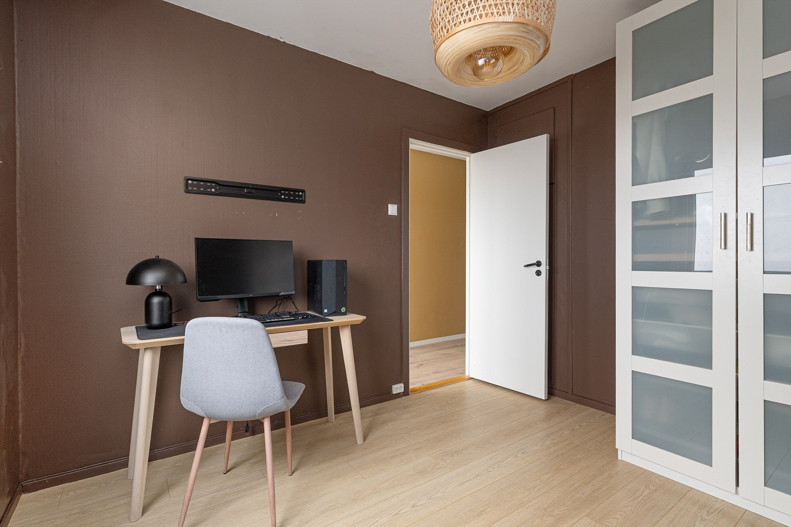 Soverommet har garderobeskap for klesoppbevaring. Galleribilde