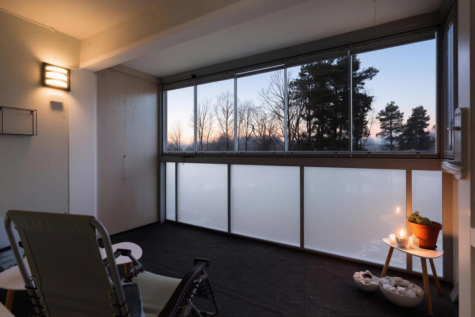 Romslig, innglasset balkong hvor du kan åpne opp ett vinduene etter eget ønske Galleribilde