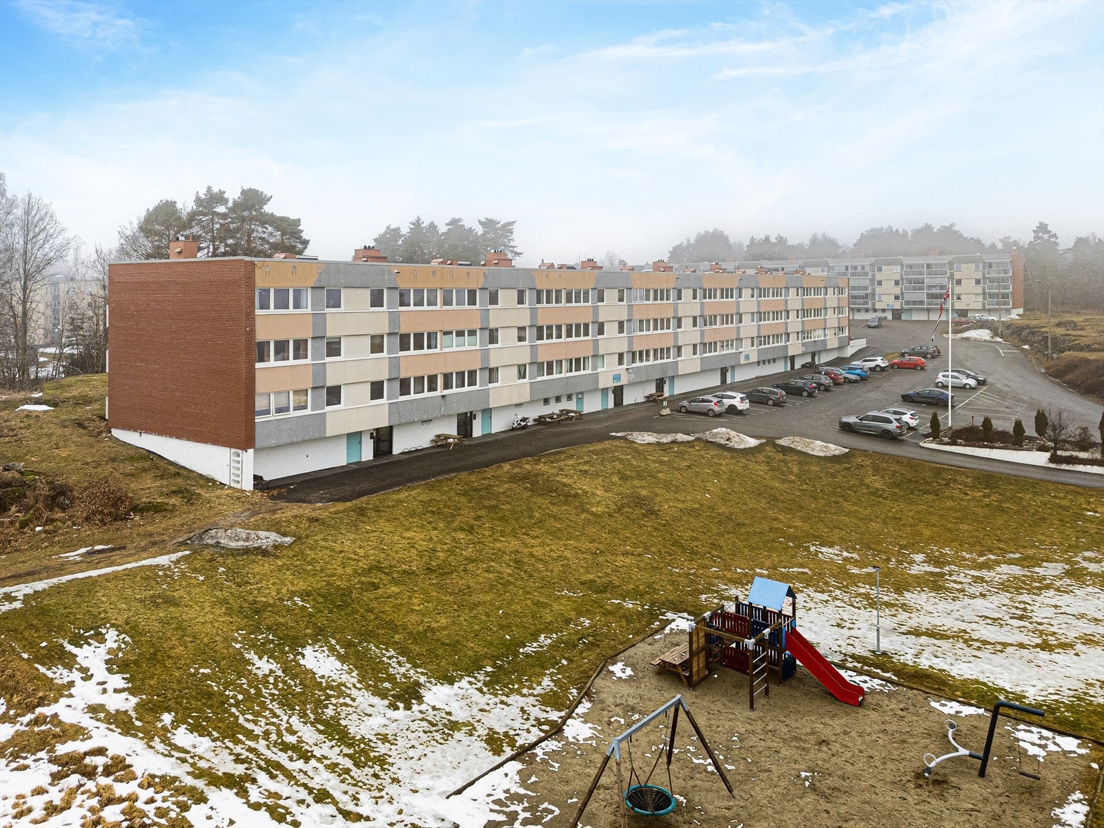 Området er sentralt og meget barnevennlig, med nærhet til barnehager, Klyve skole med 1.-7. trinn og Kongerød ungdomsskole. Galleribilde
