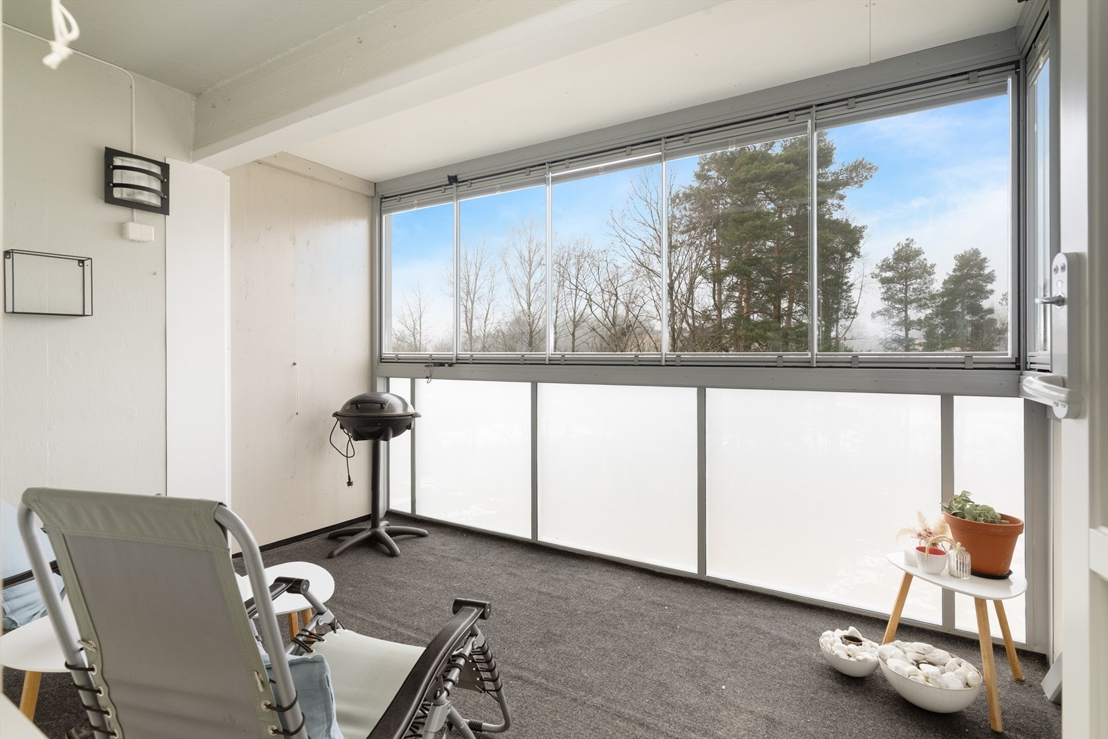 Leiligheten har fin beliggenhet i toppetasjen, med innglasset balkong og fin utsikt. Galleribilde