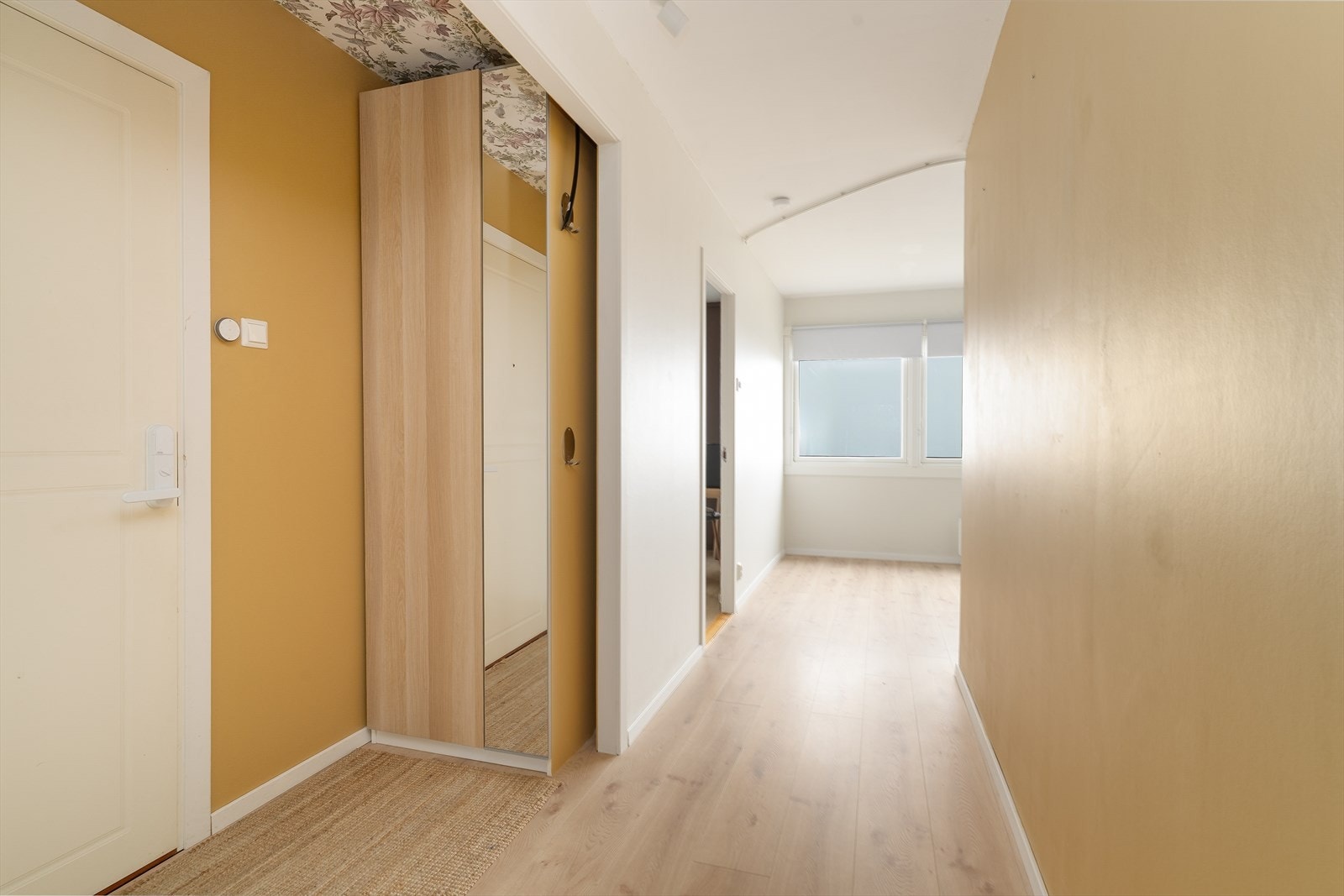 I entre er det montert garderobeskap med plass til sko og yttertøy. Galleribilde