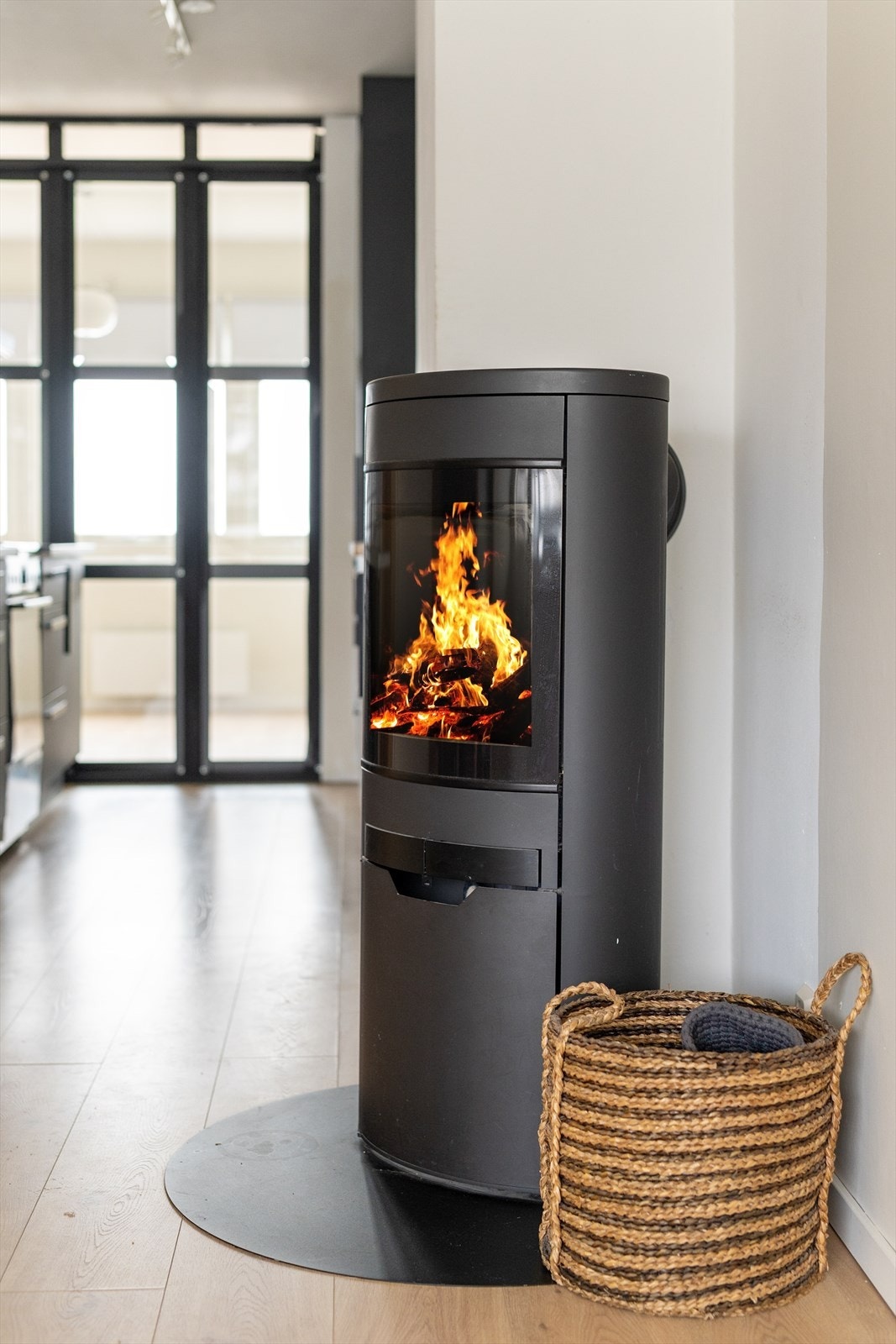 I stuen er det montert vedovn for lun varme på kaldere dager. Ovnen har glass i dør noe som gir et koselig innsyn til flammene. Galleribilde