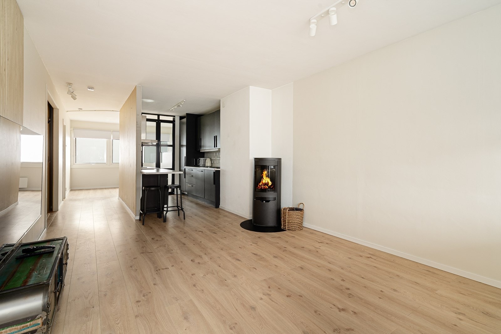 Stuen har gode vindusflater og åpen løsning mot kjøkken, hvor det er glassvegg mot spisestue - noe som bidrar til en lys og luftig følelse i rommet. Galleribilde