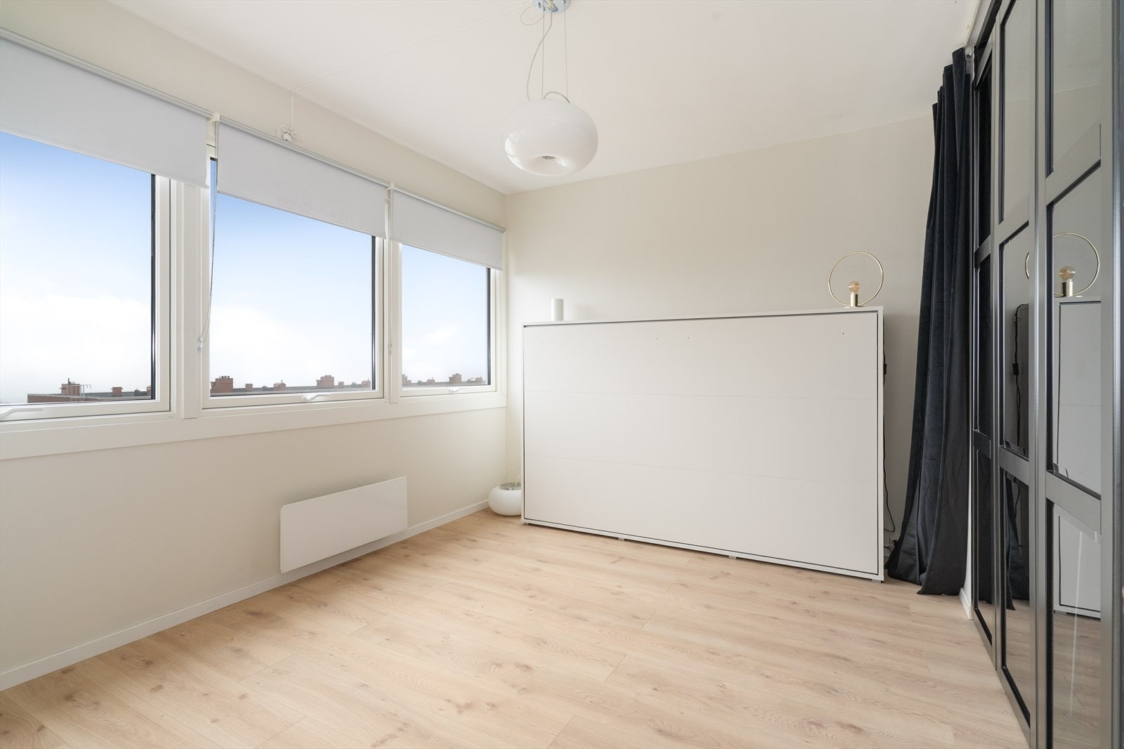 Gode vindusflater slipper rikelig med naturlig lys til spiseplassen, og det er fin utsikt. I spisestuen er det et praktisk skap som kan gjøres om til seng ved behov. Galleribilde