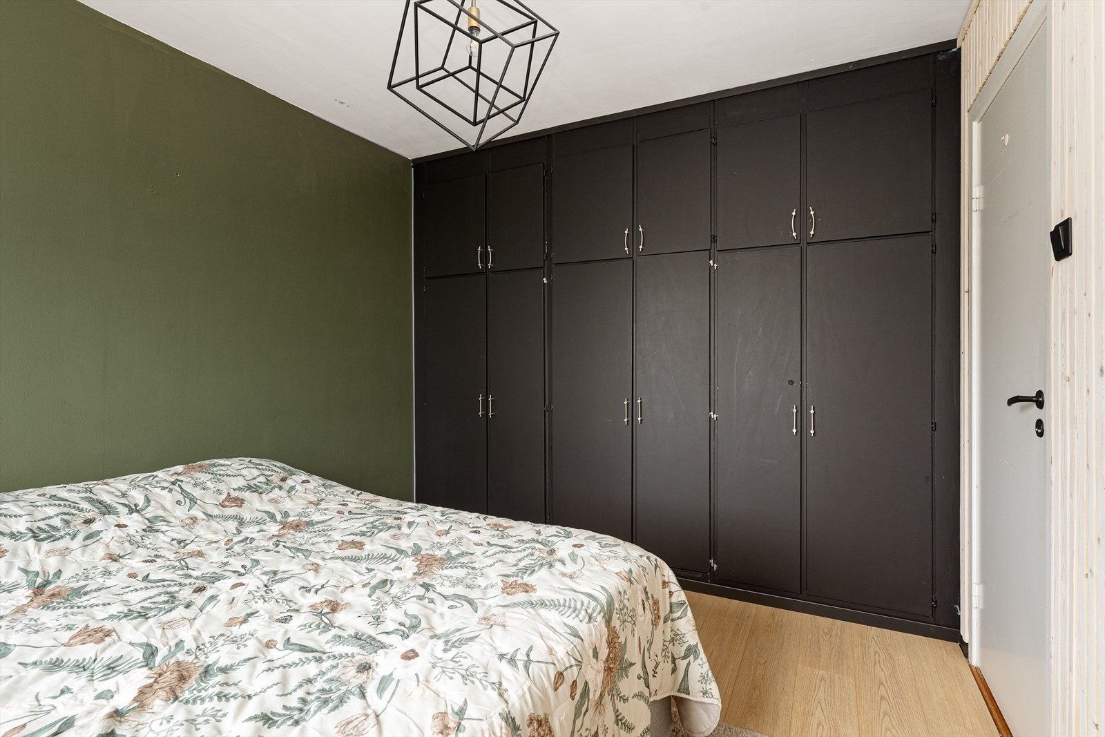 Hovedsoverommet har god plass til dobbeltseng og annen soveromsmøblement. Galleribilde