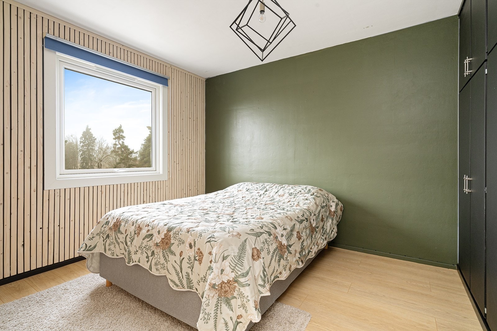 Leiligheten har to lyse og pene soverom, som begge har skap for klesbeholdningen. Galleribilde