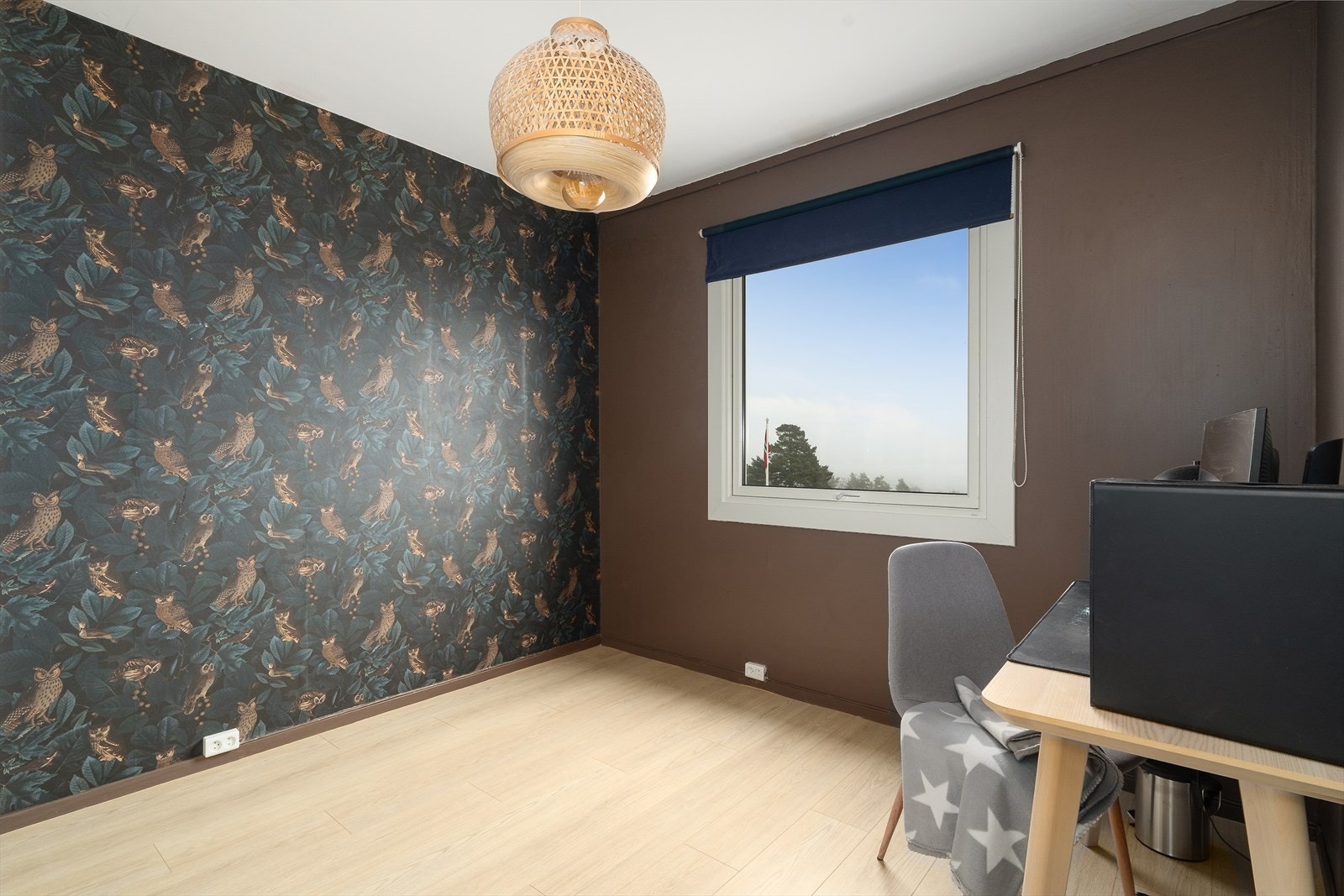 Soverom 2 har laminat på gulv, pen tapet og malte flater på vegger og malt i tak. Galleribilde