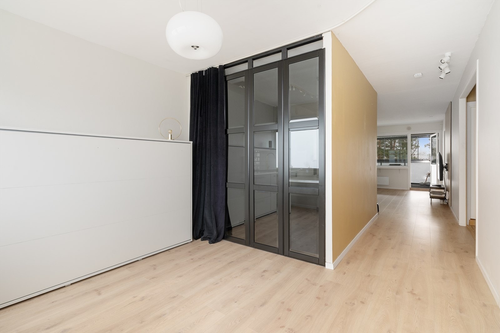 Skjermet spisestue med glassvegg mot kjøkken. Galleribilde