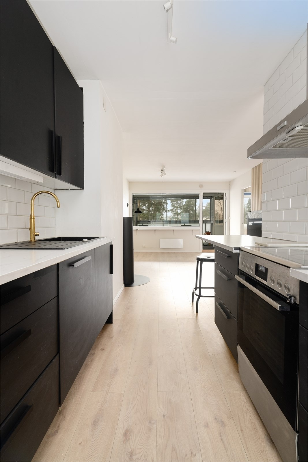 Det er integrert oppvaskmaskin og kjøl/fryseskap. Over stekesone er det ventilatorhette med kullfilter. Galleribilde