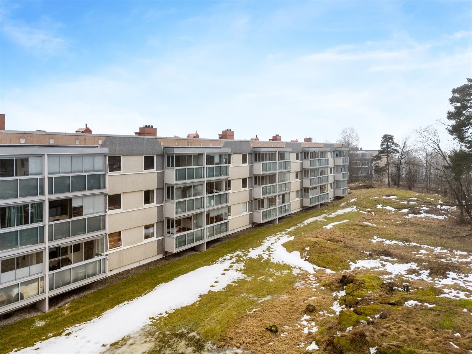 Borettslaget ligger i rolige omgivelser og har flotte, felles grøntarealer med lekeplass og sittegrupper til felles bruk. Galleribilde