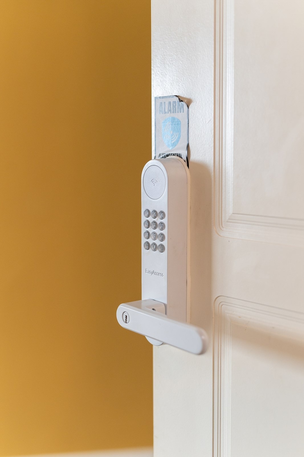 Det er montert kodelås på dør. Galleribilde