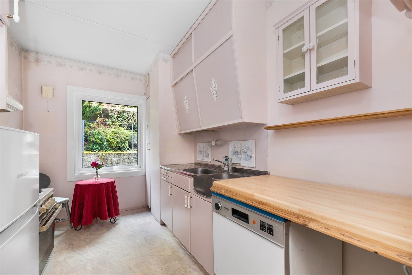 Plass for kjøkkenbord ved vinduet. Galleribilde